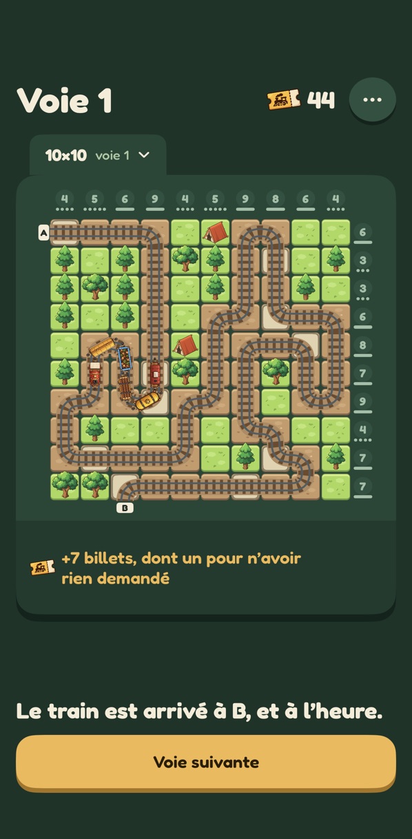 Une voie terminée, le train qui la traverse et la forêt revenue